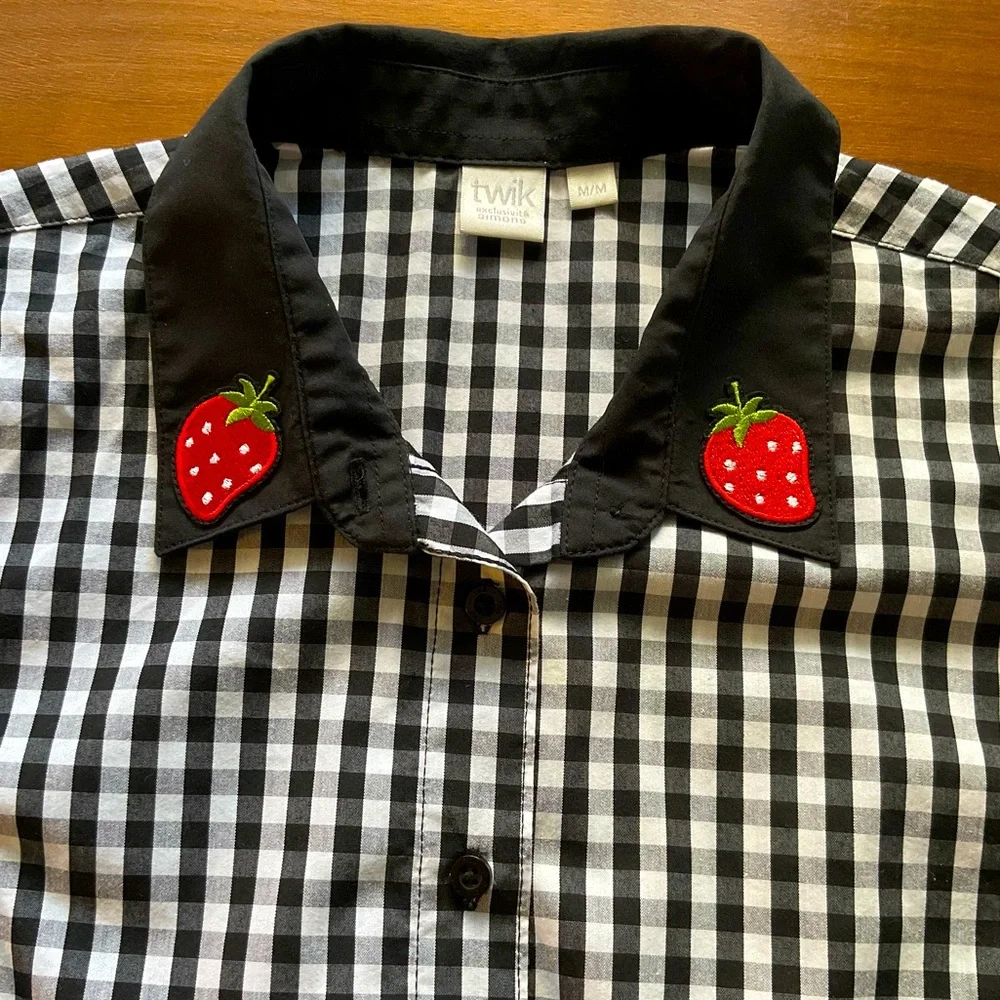 Strawberry Sleeveless Blouse - Picture 1 of 4